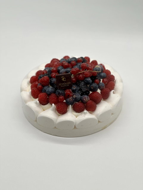 LA PAVLOVA FRUITS ROUGES Biscuit meringue française, crème fouettée vanille de Madagascar biologique et fruits rouges frais.