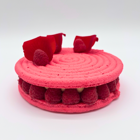 𝗟'𝗜𝗠𝗣𝗘𝗥𝗜𝗔𝗟 Compotée de framboises, crème à la rose, litchis et framboises fraîches et macaron.