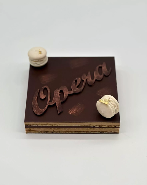 L’OPÉRA Crème au beurre au café, ganache au chocolat et biscuit joconde. Disponible toute la semaine sur commande 24h à l’avance.