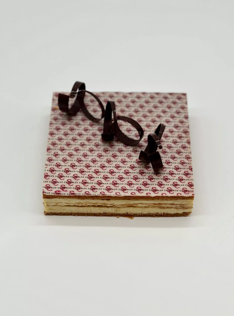 LE MILLEFEUILLE TRADITIONNEL Crème vanille de Madagascar biologique légèrement rhumée et pâte feuilletée pur beurre.