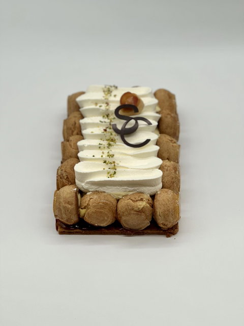 LE SAINT-HONORÉ Crème légère vanille cointreau, chantilly sur fond de pâte feuilletée. Disponible toute la semaine sur commande 24h à l’avance.
