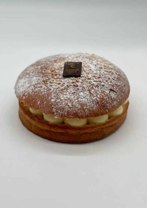 LA TROPÉZIENNE Brioche au sucre garnie d’un mélange de deux crèmes : crème pâtissière et au beurre.