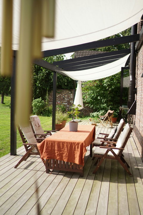 La salle et la terrasse toute l'année. Nous accueillons jusqu'à 70 couverts en salle et 40 en terrasse couverte.
