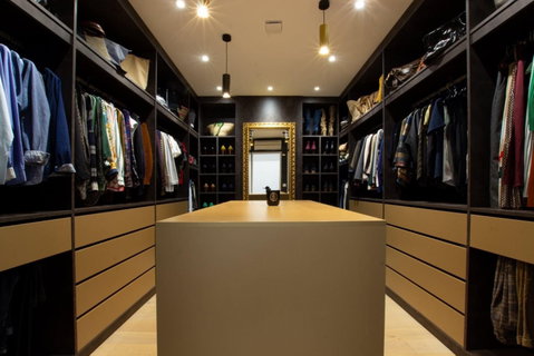 DRESSING Nous collaborons étroitement avec vous pour créer des espaces de rangement personnalisés, optimisant chaque centimètre.