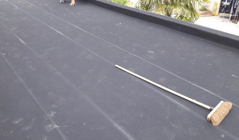 Sur cette photo, la membrane EPDM a été posée avec soin pour assurer une étanchéité optimale de la terrasse.
