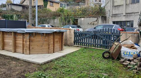 Le client souhaitait davantage d’intimité. BATITEK a proposé les solutions suivantes : -Installation d’un brise-vue pour préserver la tranquillité.