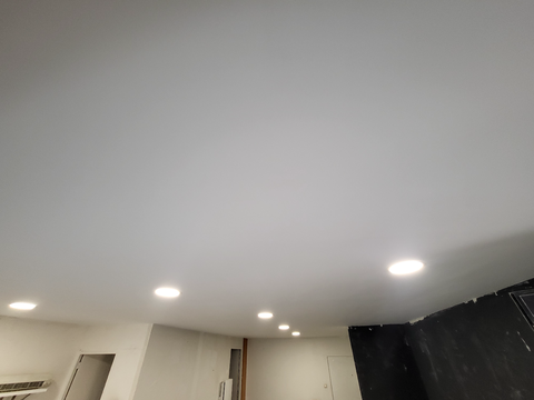 Voici le plafond entièrement terminé, après une rénovation complète menée avec soin.