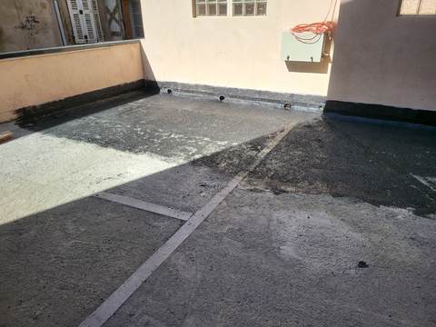 Sur cette photo, la couche de mortier a été entièrement coulée, marquant une étape clé dans la rénovation de la terrasse.