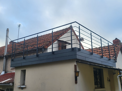 La terrasse a été habillée de lames composite, un matériau moderne et durable, puis sécurisée avec des garde-corps élégants.