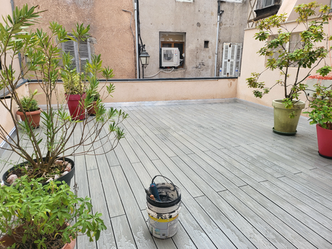 Voici le rendu final de la terrasse, après plusieurs étapes techniques menées avec rigueur.