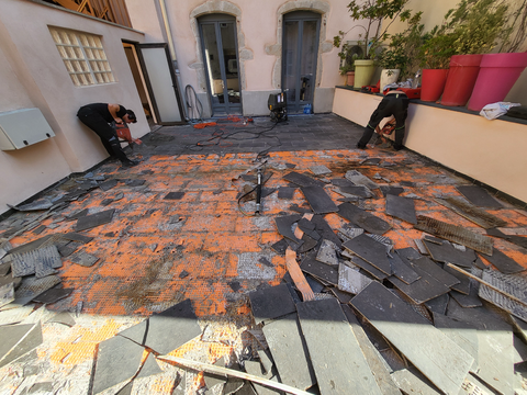 Sur cette étape du chantier, nos équipes interviennent pour retirer le carrelage existant ainsi que la chape légère, afin d’atteindre la dalle béton