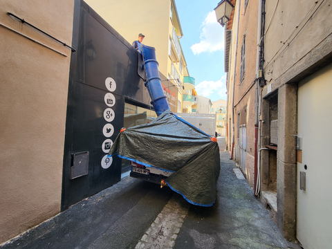 Pour évacuer les gravats issus de la déconstruction, nous avons mis en place un tunnel sécurisé reliant la terrasse au camion benne stationné dans la