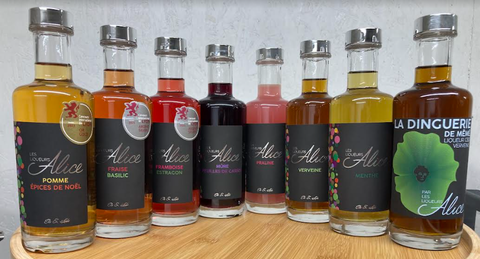 Plongez dans notre monde où tradition et innovation se rencontrent pour créer des liqueurs d'exception.