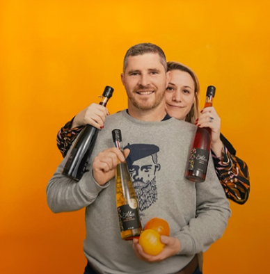 Les liqueurs sont élaborées et mises en bouteille à la main, les plantes sont cultivées sur l'exploitation Les fruits sont fournies par des