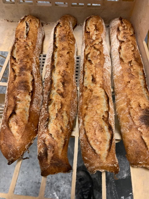 Découvrez notre sélection de pains traditionnels, viennoiseries croustillantes, pâtisseries fines et chocolats gourmands, tous confectionnés avec