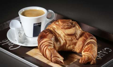Formule petit-déjeuner avec croissant