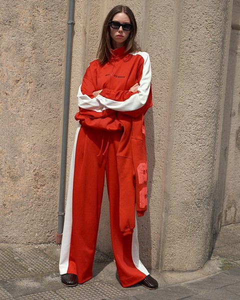 Liv Bergen est une marque de prêt-à-porter féminin, créée en Allemagne en 2010, qui se concentre sur une collection de vêtements en jersey.