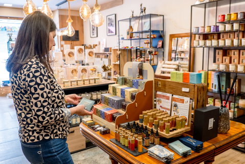 De nombreux autres produits shampoings solides, bougies parfumées, sels de bain, sprays, et de nombreux accessoires.
