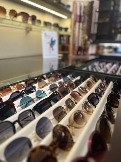Engagés dans le bien-être visuel de nos clients, nous offrons des examens de vue précis, des ajustements de lunettes et des conseils professionnels.