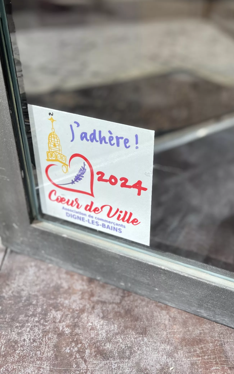 Nos adhérents sont identifiables par le stickers “Cœur de ville” apposé sur leurs vitrines.