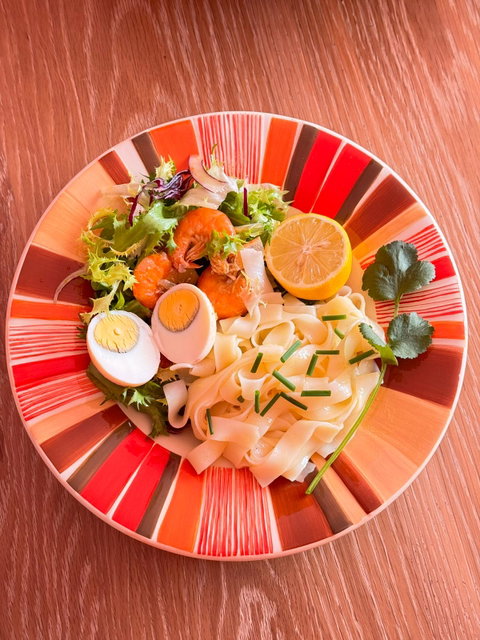 Mi Quang, Un plat de nouilles de Quang Nam, le Mi Quang est un plat de nouilles au poulet ou au porc garnie d'herbes aromatiques, de cacahuètes
