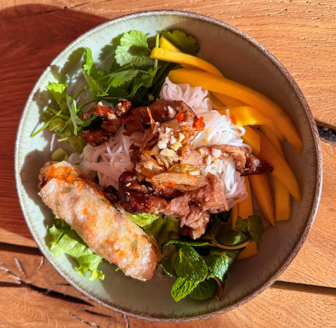 Du _ au _ Bun Thit Nuong Cha Gio, Découvrez le plat Je veux réserver Disponibilités restantes: Lundi, Mardi, Jeudi et Vendredi (sous réserve d’un