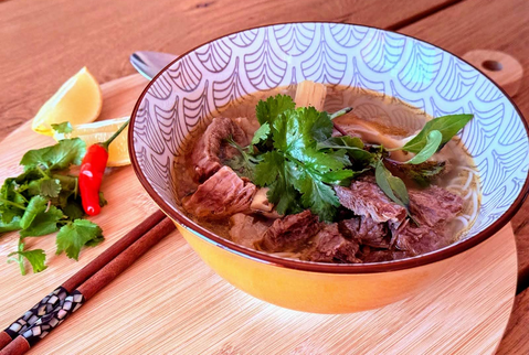 Du _ au _ Bun Bo Hue, Découvrez le plat Je veux réserver Disponibilités restantes: Lundi, Mardi, Jeudi, Vendredi (sous réserve d’un minimum de 2
