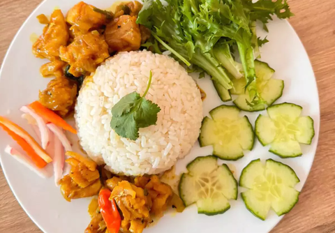 Com ca sot cari, Un riz blanc accompagné de poisson à la sauce curry.