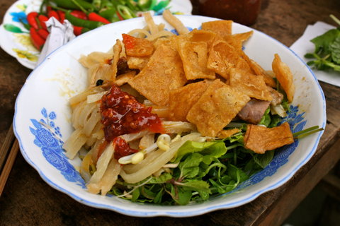 Cao Lau, Spécialité de Hoi An, le Cao Lau est un plat de nouilles épaisses servies avec des tranches de porc rôti, des croûtons de riz et des