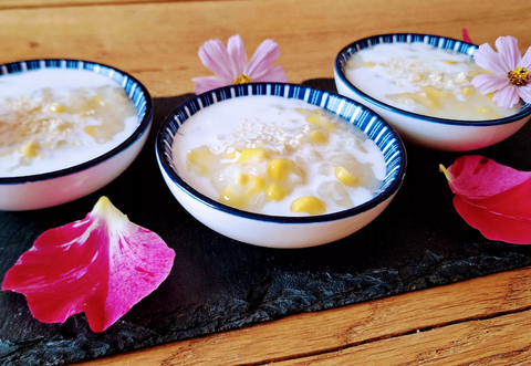 Che Bap Sua Dua, Un dessert tout en douceur. Le lait de coco enveloppe le riz et le maïs.