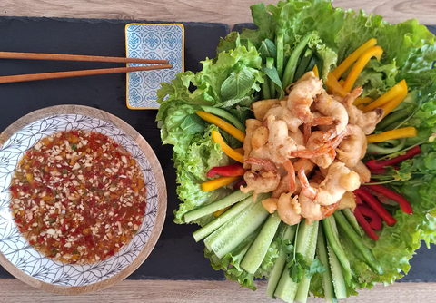 Banh Tom Ho Tay, De légers beignets de crevettes et de patate douce accompagnés de salade.