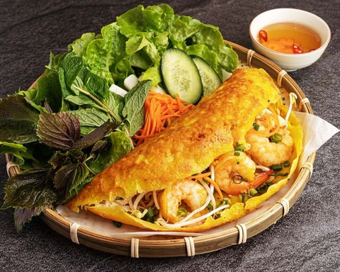 Banh Xeo, Originaire du centre du Vietnam, le Banh Xeo est une crêpe croustillante à base de farine de riz, de crevettes, de porc, de germes de