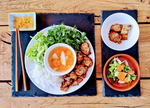 Bun Cha Hanoi, Originaire de Hanoi, le Bun Cha se compose de délicieuses boulettes de porc grillées servies avec des vermicelles de riz, des herbes