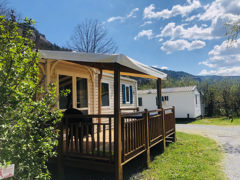 UNE LOCATION POUR TOUS Niché dans un cadre naturel exceptionnel, notre camping est l'endroit idéal pour des vacances en famille ou entre amis.