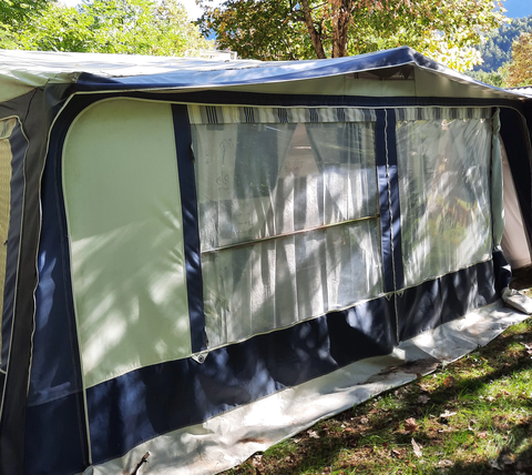 CARAVANES Pour ceux qui aiment l'expérience classique du camping, nos caravanes avec auvent sont bien entretenues et offrent une touche nostalgique