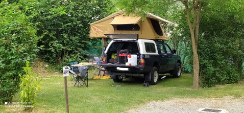 EMPLACEMENTS Si vous préférez apporter votre propre équipement de camping, nous proposons des emplacements spacieux où vous pouvez installer votre