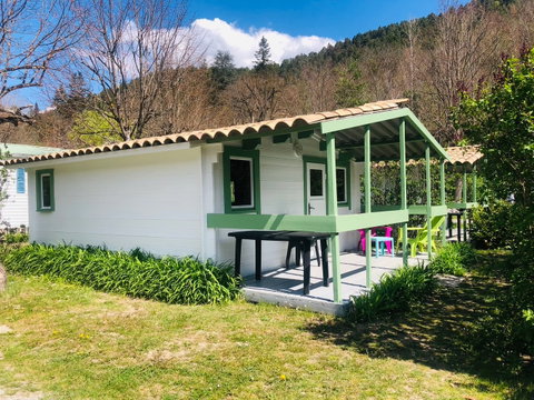 CHALETS Nichés au sein du camping, nos chalets charmants créent une atmosphère chaleureuse et accueillante.