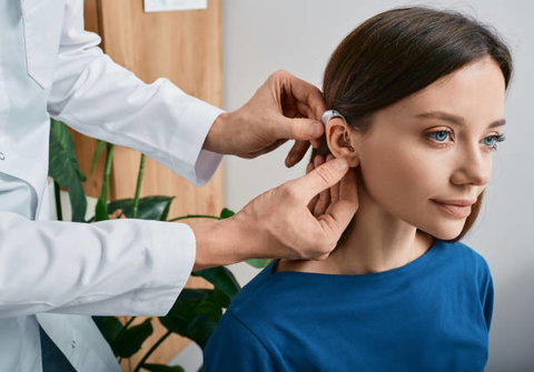 L'audioprothésiste conseille un appareillage au patient, qui décide de l’essayer gratuitement pendant 1 mois.