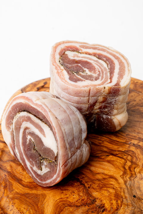 …DE LA BONNE CHARCUTERIE ! Boudins, saucisses, pâtés, rillettes…Chez Le Roi du Boudin, nous vous proposons une large gamme de produits, en vous