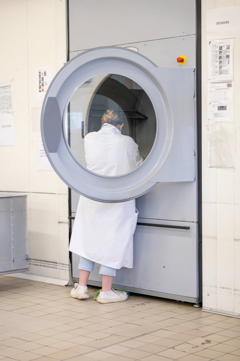 Blanchisserie L'atelier Blanchisserie de l'ESAT offre un service de lavage et repassage de linge, de nettoyage de vêtements et de textiles, de