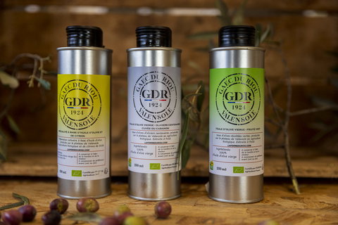 Huiles d’olive Issue de nos oliviers de variété Aglandau, notre huile se distingue par sa fraîcheur et son goût inégalé.