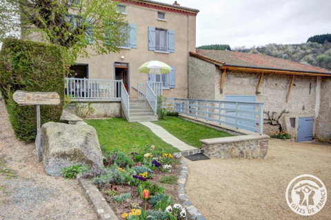 Gîte rural des 5 saisons - hameau de Crezoilles Au calme, cette maison de famille saura vous séduire par son confort et son aménagement de qualité.
