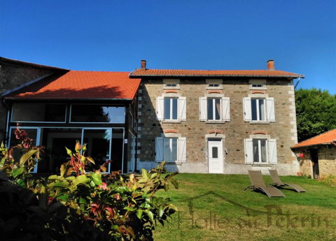 Chambres d’hôtes La Halte de Pèlerin , Les Fôts, sur les hauteurs de la commune En pleine nature, vue imprenable sur les monts du Forez, vous