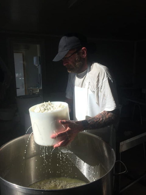 AU MAS DES BASCO - Roffat Fromage de brebis frais, tomme et yaourts FONVIEILLE Jérôme et CORBIN Marine 06 82 33 89 72 Magasin à la ferme ouvert le
