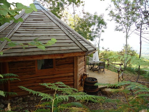 Cabanes des Gallochières , Les Gallochières Amoureux de la nature nous vous accueillons avec plaisir sur les hauteurs de la côte roannaise.