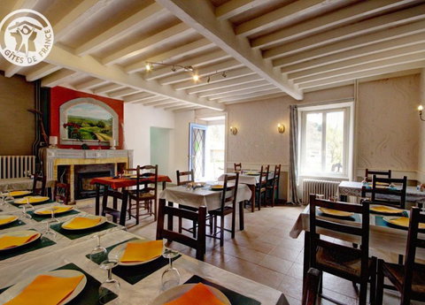 AUBERGE DE L'AIGLE D'OR / M. Xavier Burnot – Bourg des Moulins 04 77 63 15 77 Auberge, bar, gîtes de groupe. plats et pizzas à emporter