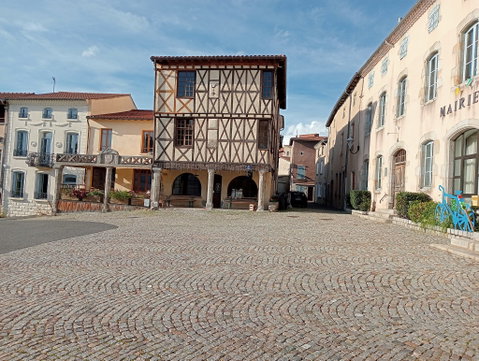 La Maison à Colombages Construite au 15e S., elle fut enrichie à la Renaissance comme en témoignent les cariatides qui sont sous une croisée de la
