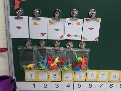 Frise numérique : après l‘appel, les élèves de PS donnent un dinosaure à chaque élève absent.