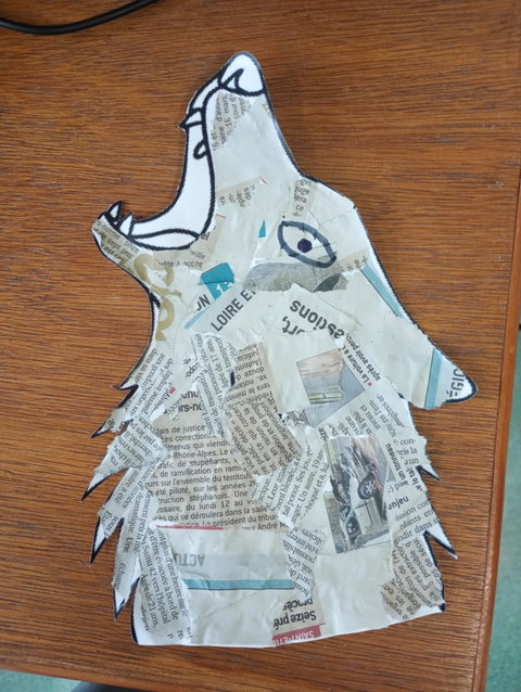 Loup en journaux. Les élèves déchirent et collent de petits bouts de papier journal. Modèle loup