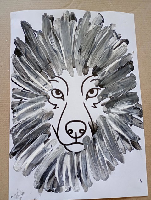 PS : les élèves tracent les poils du loup en faisant des lignes obliques tout autour du visage du loup. Modèle-tête-loup